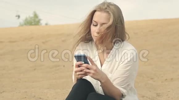 坐在沙滩上的女孩视频的预览图