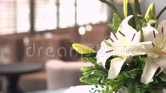 桌上摆满了鲜花豪华餐厅相机旋转视频的预览图