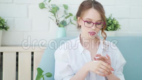 女人把奶油涂在漂亮的手上视频的预览图