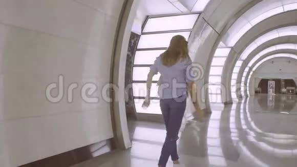 年轻女子在地铁站跳舞的肖像视频的预览图