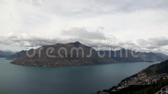 新西兰青山绿水背景下海洋海岸的房屋视频的预览图