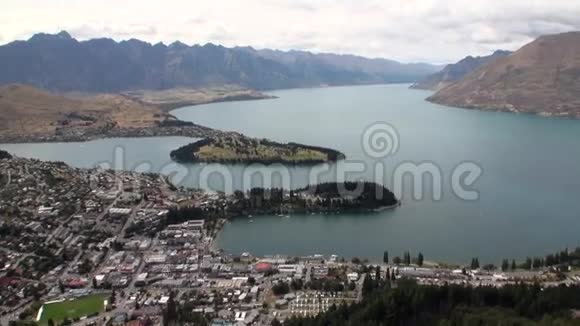 新西兰青山绿水背景下海洋海岸的房屋视频的预览图