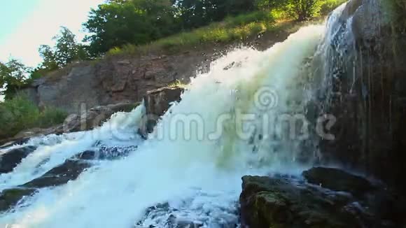 林中瀑布水中泡沫大自然视频的预览图