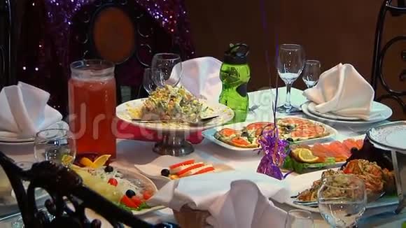在婚宴上摆场地的镜头长餐桌上的食物和饮料盘子和酒杯视频的预览图
