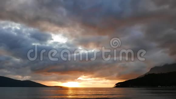 五彩缤纷的爱琴海日落秋天的时光流逝视频的预览图
