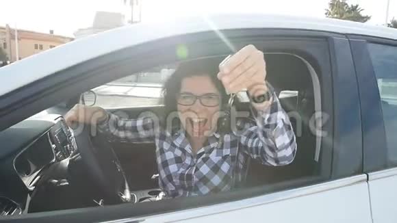 在户外展示新车钥匙的快乐女人视频的预览图
