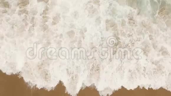 美丽的海浪和飞溅在沙滩上的纳扎尔葡萄牙空中景观视频的预览图