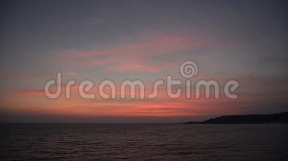 黄昏时分的天空和海洋镜头视频的预览图