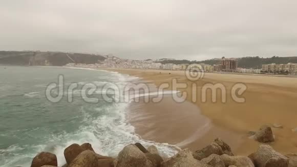 美丽的空海沙滩在纳扎尔葡萄牙空中景观视频的预览图