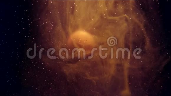 金色的星球笼罩在透明的轻烟云中微小的圆形静止的粒子填充黑暗的空间视频的预览图