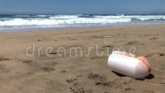 失去的塑料护舷污染了一个荒芜的海滩视频的预览图