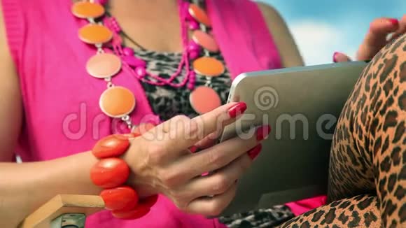 女性在平板电脑上浏览互联网视频的预览图