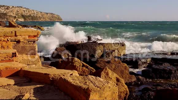 多彩暖和的马洛卡海岸线与土耳其魁蓝水视频的预览图