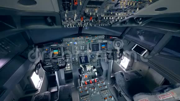 飞行模拟器的空座舱视频的预览图