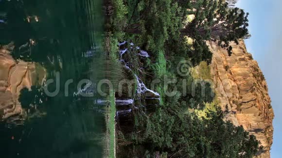 克尔卡河上的一颗瀑布旋转90度视频的预览图