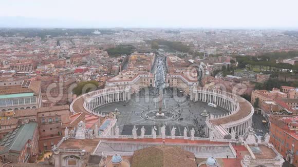 罗马著名的梵蒂冈圣彼得大教堂顶部的鸟瞰图视频的预览图