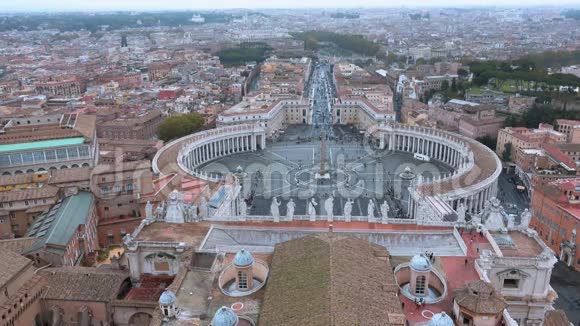 罗马著名的梵蒂冈圣彼得大教堂顶部的鸟瞰图视频的预览图