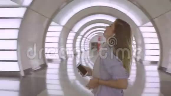 年轻女子在地铁站跳舞的肖像视频的预览图