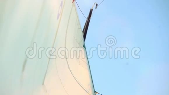 帆和桅杆背景是天空视频的预览图