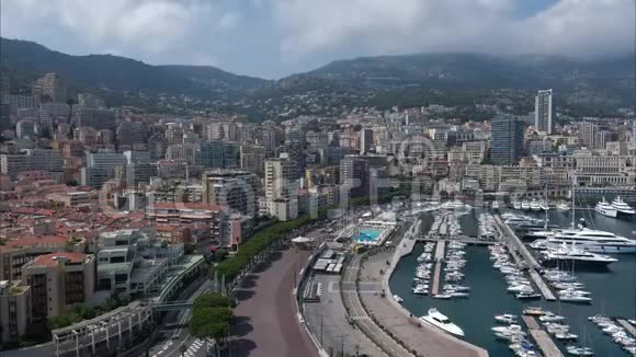 摩纳哥城市蒙特卡洛阳光明媚的一天与亚希特的港口视频的预览图