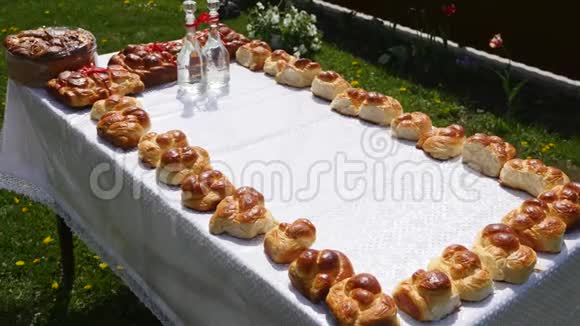 传统美味的乌克兰婚礼面包在婚礼桌上视频的预览图