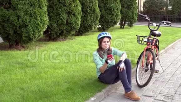 主题生态交通方式自行车漂亮的白种人年轻女士戴着蓝色的头盔和长发视频的预览图