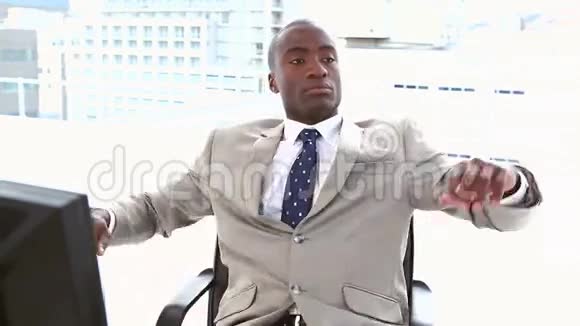 黑人商人靠在椅子上视频的预览图