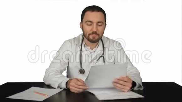 快乐的男医生用大拇指指着白色视频的预览图