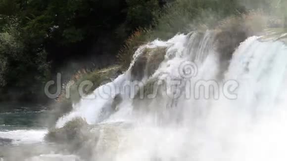 克鲁蒂亚河上的大瀑布视频的预览图