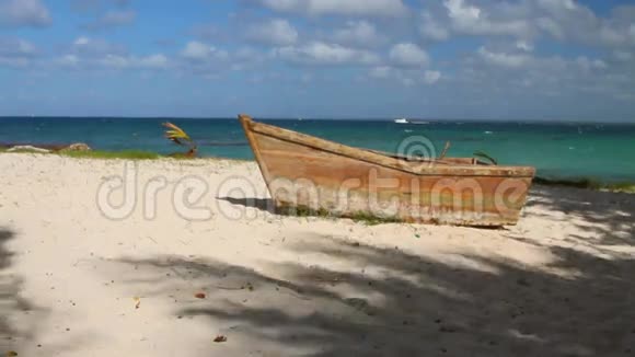 海边的老船多米尼加共和国萨奥纳岛视频的预览图