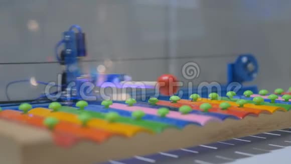 机器人玩彩色木琴视频的预览图