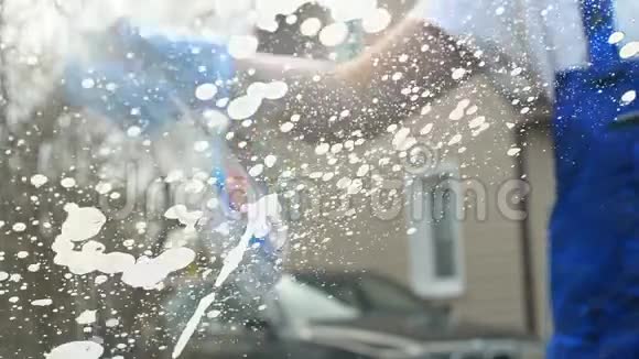 女清洁车窗视频的预览图