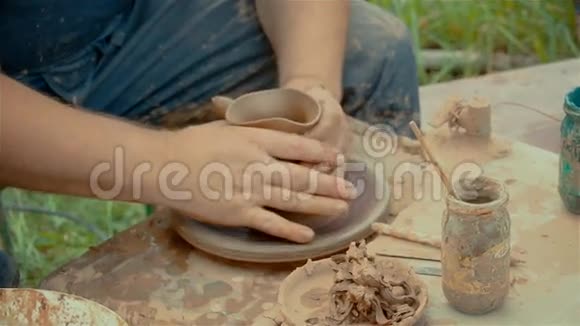 手在陶轮上塑造一个陶罐视频的预览图