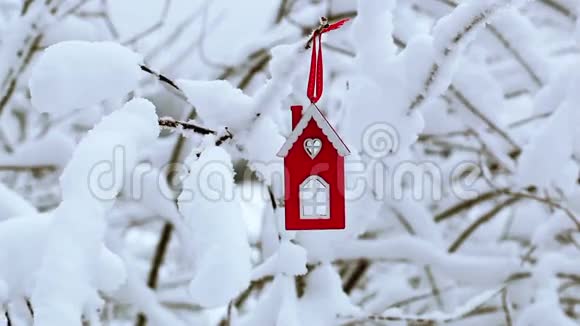 雪丛中红色的纸板房子视频的预览图
