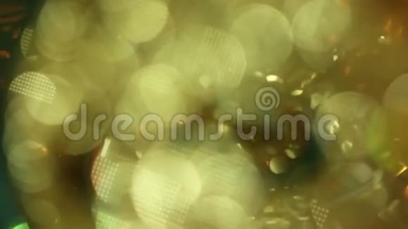 模糊的金球圣诞节背景视频的预览图