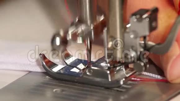缝纫机缝直缝慢动作视频的预览图