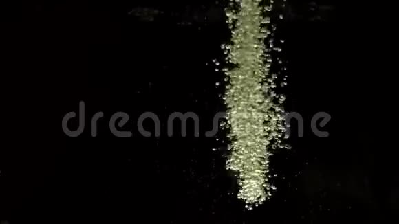 无数的小气泡在清澈的水中视频的预览图