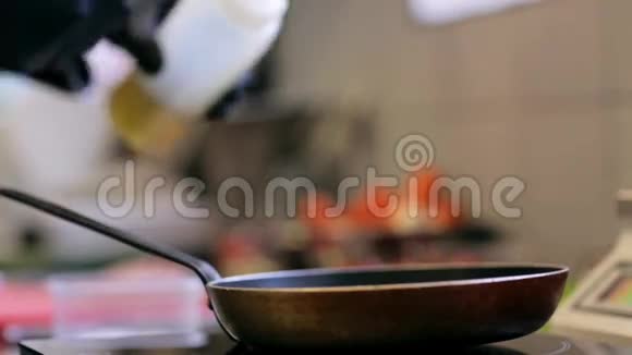 厨房用煎锅烹饪的厨师手视频的预览图