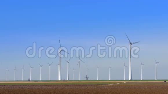 新风力涡轮机旧风车视频的预览图