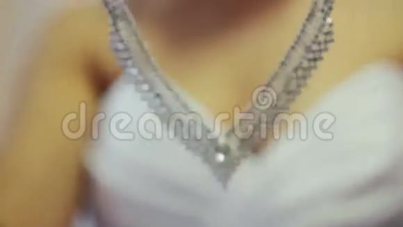 新娘矫正项链挂在脖子上视频的预览图