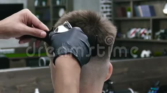 理发店时髦的人在理发店理发视频的预览图