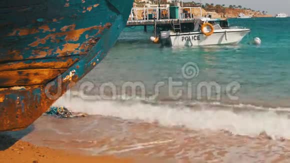 埃及海滩红海海岸度假村海港附近的海岸警卫船视频的预览图