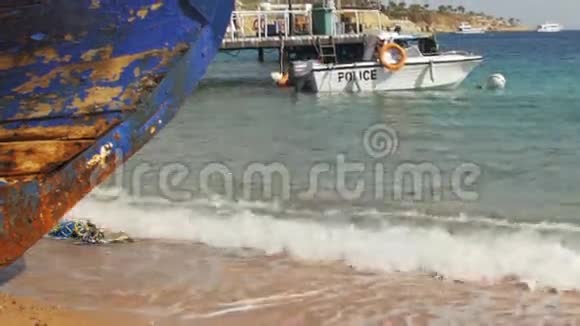 埃及海滩红海海岸度假村海港附近的海岸警卫船视频的预览图