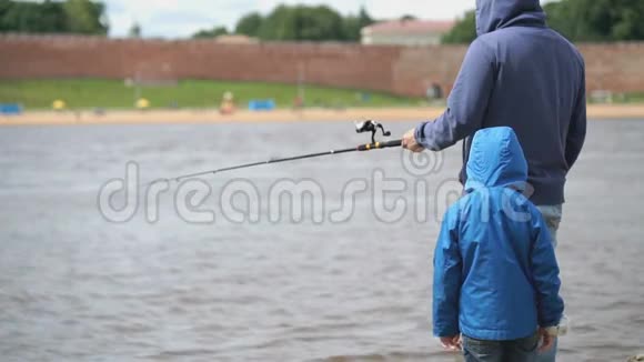 人在河岸上钓鱼视频的预览图