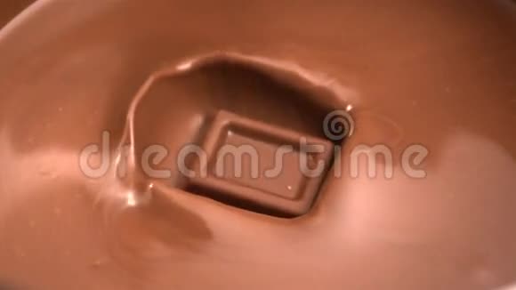巧克力变成融化的巧克力视频的预览图