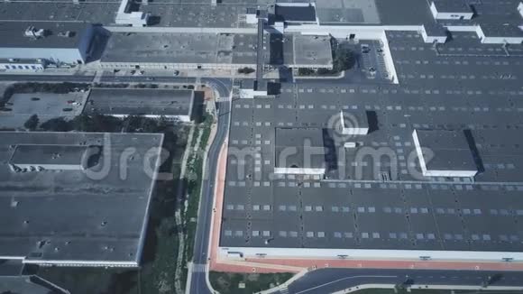 大型工业综合体屋顶的鸟瞰图视频的预览图