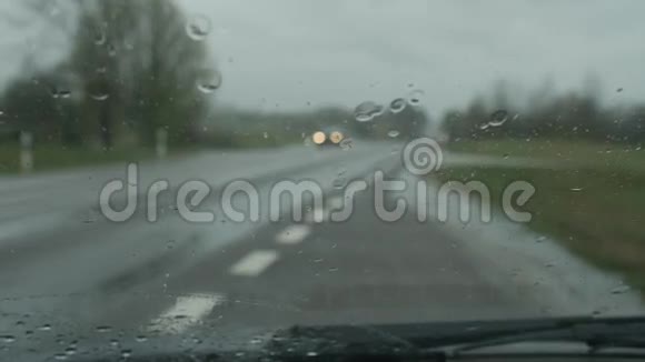 雨天挡风玻璃雨刷清洗挡风玻璃视频的预览图