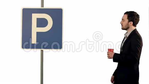 在白色停车牌附近喝茶的人视频的预览图