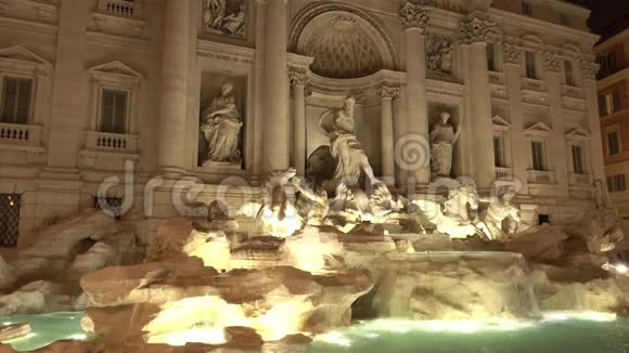 罗马的特雷维喷泉美丽的夜景视频的预览图