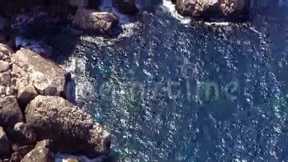 晴天悬崖上深蓝色海水的精彩镜头视频的预览图